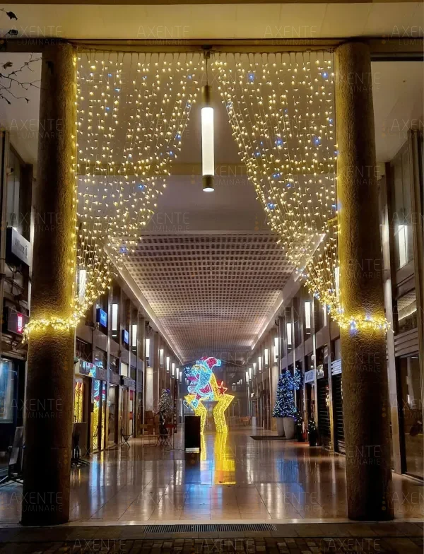 Installazione luminarie su facciata edificio
